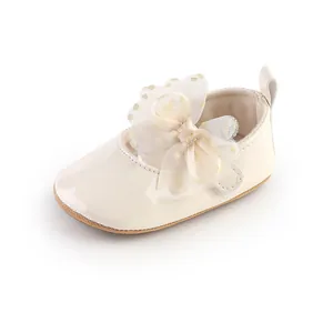 Schattige crème babymeisjes prinsessenschoen met decoratieve tule strik en stippen