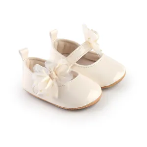 Gedetailleerd overzicht van elegante crème lakleren baby prinsessenschoenen voor kids