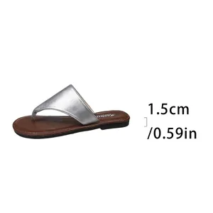 Detailweergave van de hakhoogte van 1,5 cm op zilverkleurige teenslippers