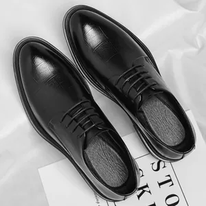 Zapatos de negocios en cuero negro pulido para hombre con textura de cocodrilo