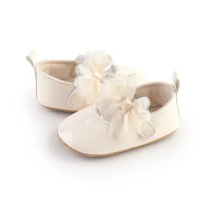 Gedetailleerd overzicht van elegante crème baby prinsessenschoenen met gaasbloem