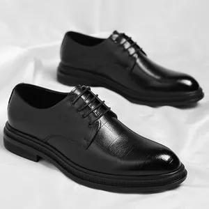 Elegantes zapatos de vestir de cuero negro con textura de cocodrilo para hombres
