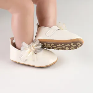 Close-up van crème baby prinsessenschoenen met een delicaat mesh strikje detail