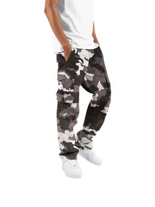Herren Camouflage Cargo-Hose mit Multi-Taschen, lockere Passform, mit weißen Sneakern.