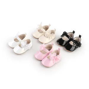 Gedetailleerd overzicht van prinsessenschoenen voor baby's in vier kleuren met strikjes