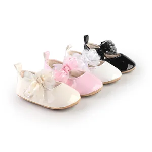 Detailweergave van loopschoenen voor babymeisjes in vier kleuren met mesh strikken