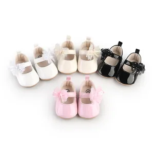 Glanzende baby prinsessenschoenen in roze, wit, beige en zwart met strikjes voor pasgeborenen.