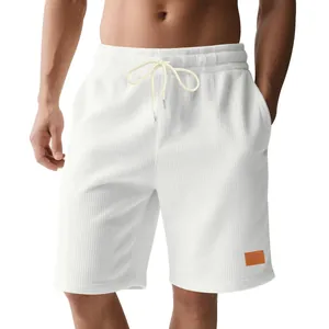 Dettaglio dei pantaloncini casual in velluto a coste bianco da uomo con vita elastica