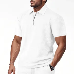 Weißes Herren-Polohemd mit Jacquard-Struktur und Reißverschluss für sommerlichen Look