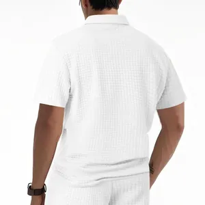 Detailansicht des weißen Herren-Polosets mit schwerer Jacquard-Waffelstofftextur
