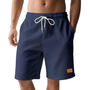 Dettaglio ravvicinato di pantaloncini da uomo in velluto a coste blu navy con coulisse.