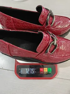 Λεπτομέρεια βάρους 727,5g για αυτά τα κομψά κόκκινα δερμάτινα μοκασίνια με μοτίβο κροκόδειλου