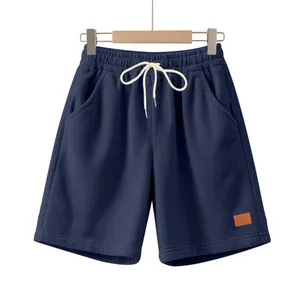 Dettaglio dei pantaloncini di velluto a coste blu navy da uomo con coulisse e logo