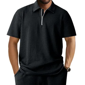 Detailansicht des schwarzen Herren-Poloshirts mit Waffelstrick, Reißverschluss und Jacquard