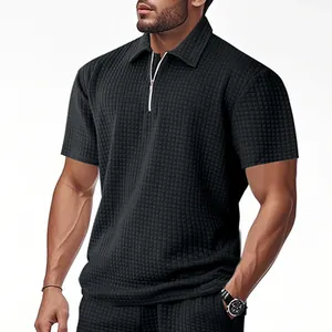 Detailansicht eines schwarzen Herren-Poloshirts mit Waffelstruktur und Reißverschluss