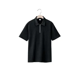 Stylisches schwarzes Polo-Shirt für Herren mit Waffelstruktur und Reißverschluss auf Bügel.