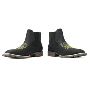 Stijlvolle zwarte Chelsea boots voor heren met gele borduursels en lage gelaagde hakken.