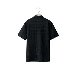 Rückansicht eines schwarzen schweren Herren-Polohemds mit Waffelstruktur-Jacquard