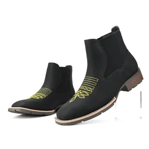 Detail van zwarte Chelsea-boots voor heren met geel borduursel op de neus van de schoen