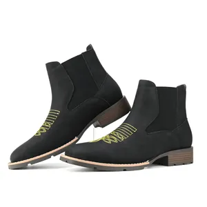 Gedetailleerde weergave van zwarte Chelsea-boots voor heren met uniek borduursel