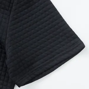 Detailansicht der schwarzen Jacquard-Steppstruktur am Poloshirt-Ärmel für Herren