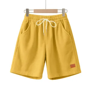 Vista dettagliata degli shorts in velluto a coste giallo senape con coulisse.
