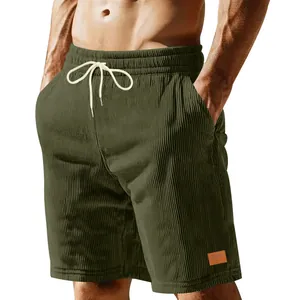 Vista dettagliata dei pantaloncini da uomo in velluto a coste verde oliva con lacci