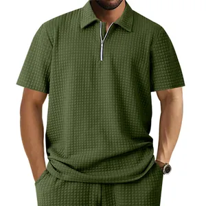 Detailansicht des grünen Herren-Poloshirts mit Waffelstrick, Reißverschluss und Kragen