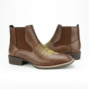 Detailoverzicht van bruine Chelsea-boots voor heren met gele geborduurde patronen