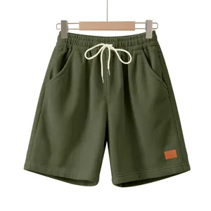 Vista frontale di pantaloncini in velluto a coste verde oliva con coulisse bianca