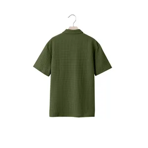 Rückansicht eines dunkelgrünen, strukturierten Jacquard-Strick-Poloshirts für Herren