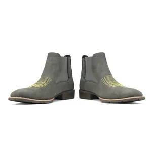 Detailweergave van grijze Chelsea boots voor heren met geel borduursel op de neus