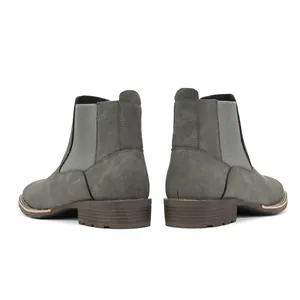 Achteraanzicht van klassieke grijze suède Chelsea boots voor heren met elastische inzetten