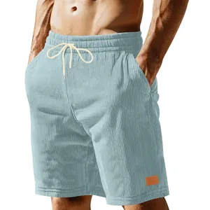 Dettaglio dei pantaloncini in velluto a coste azzurro da uomo con coulisse in vita elasticizzata