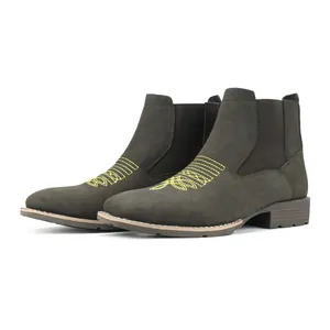 Gedetailleerde weergave van heren Chelsea boots met uniek geel borduursel op de neus.