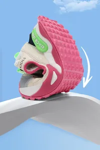 Gros plan montrant la semelle souple et flexible d'une basket rose pour enfant