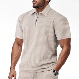 Detailansicht eines schweren Jacquard-Herren-Poloshirts mit Reißverschlusskragen
