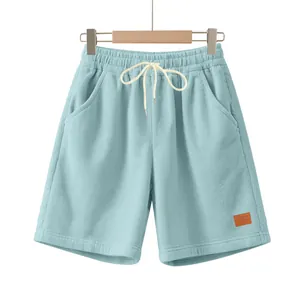 Dettaglio ravvicinato di pantaloncini da uomo in velluto a coste azzurro con coulisse.