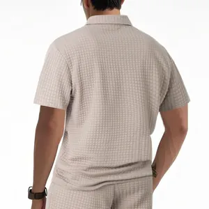 Rückansicht des schweren Herren-Poloshirts mit Waffelstruktur in eleganter Beige-Farbe