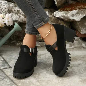 Λεπτομέρεια από μαύρα loafers με χοντρό τακούνι, αγκράφα και αντιολισθητική σόλα