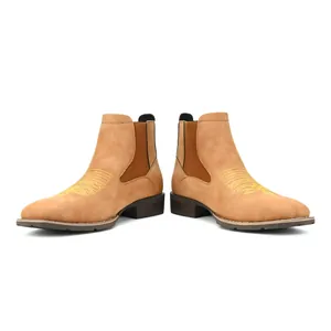 Detail van heren Chelsea boots in beige met gele borduring en elastische zijpanelen