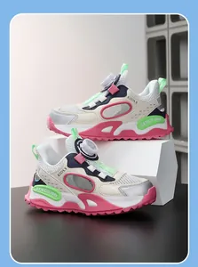 Détail de baskets de course en maille rose et blanc pour filles avec lacet à rotule