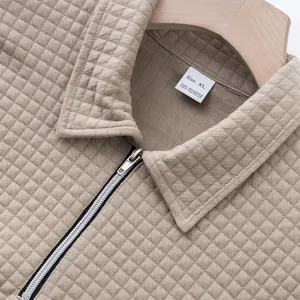 Detailansicht eines Herren-Polohemds aus Jacquard mit Reißverschluss und Textur.