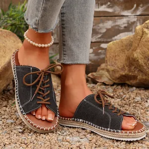 Détail de sandales à lacets en jean pour femmes, parfaites pour un look de plage chic en été