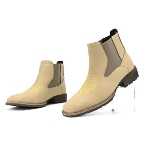 Gedetailleerd overzicht van beige heren Chelsea boots met geel borduursel op de neus