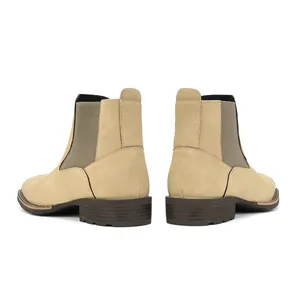 Gedetailleerd achteraanzicht van beige suède Chelsea boots voor heren met elastiek.