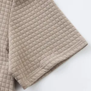 Nahaufnahme der Jacquard-Struktur am Ärmel eines khakifarbenen Kurzarm-POLO-Shirts.
