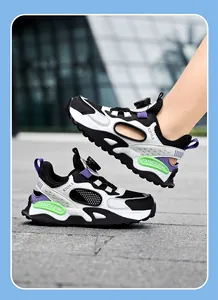 Vue détaillée de baskets de sport respirantes pour enfants avec découpes violettes.