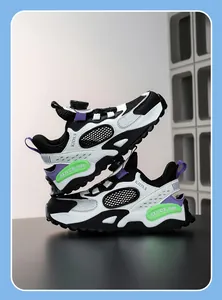 Vue détaillée de baskets de course respirantes pour enfants avec semelle chunky au design tendance.