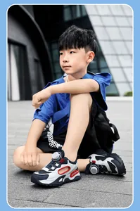 Gros plan de baskets respirantes pour enfants sur un mannequin en milieu urbain
